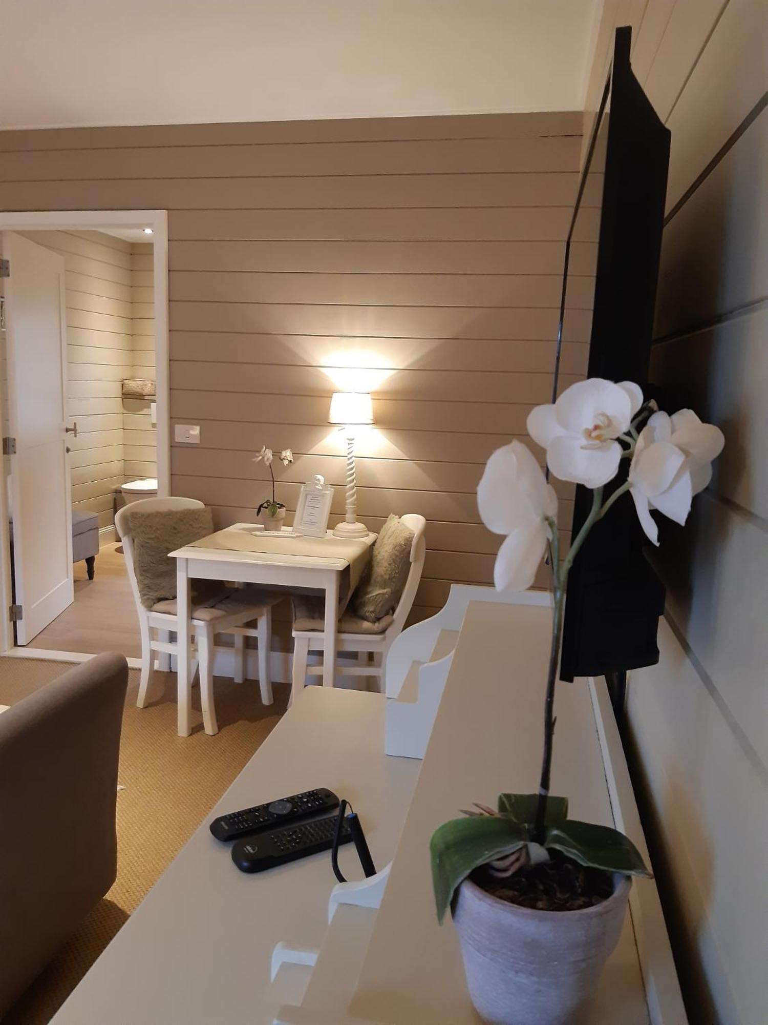 Casa-Cosi, Tourist & Business Suites & Flats With Reserved Parking And Private Terraces In Shared Garden With Seasonal Pool Included, Private Sauna Available Локерен Екстериор снимка